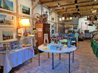 Die Diele mit dem kleinen Hofladen.