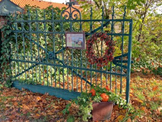 Das Einfahrtstor steht immer offen