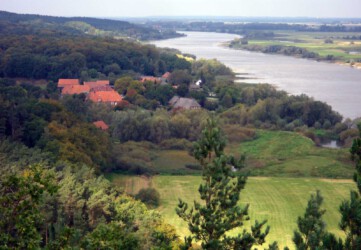 Das Elbpanorama vom Kniepenberg Richtung Norden. Der Hof ist von hier gut zu sehen (rotes Dach, weiße Fenster)